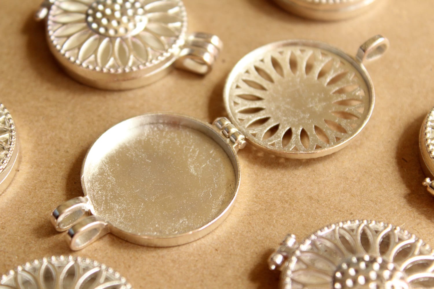 1 pc. Silver Sunflower Locket 44mm x 33mm | LOC-053