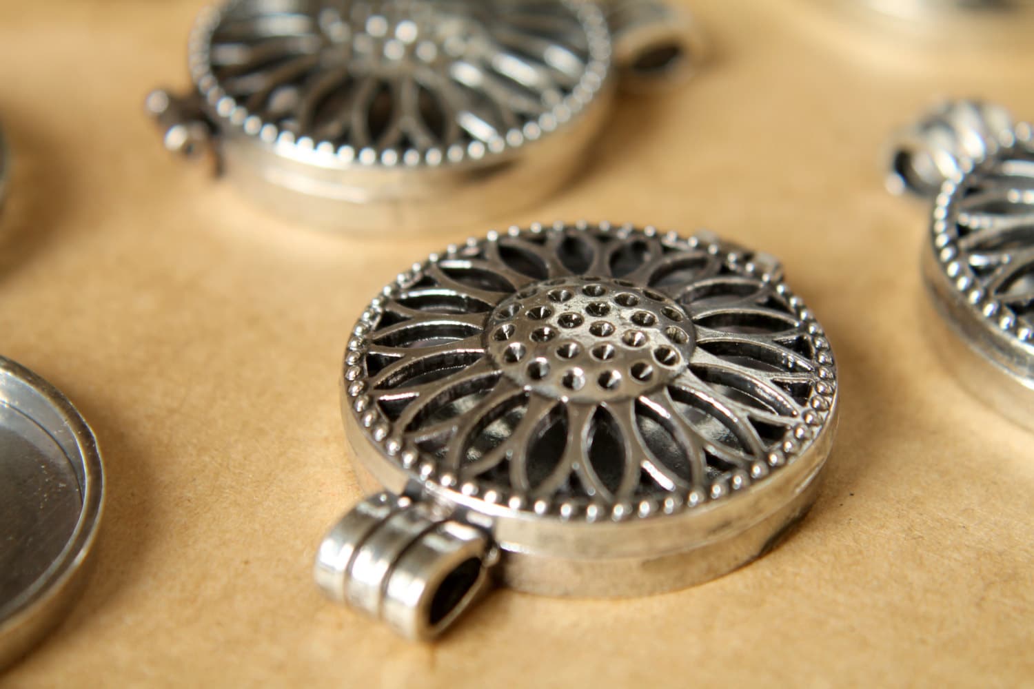 1 pc. Silver Sunflower Locket 44mm x 33mm | LOC-053