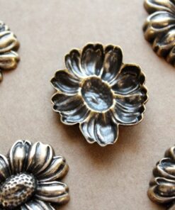 1 pc. Large Antique Brass Plated Daisy: 37mm by 31mm - made in USA Flower Flowers Daisies Fleur Floral Stamping Bouquet Spring | AB-080