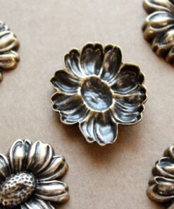 1 pc. Large Antique Brass Plated Daisy: 37mm by 31mm - made in USA Flower Flowers Daisies Fleur Floral Stamping Bouquet Spring | AB-080
