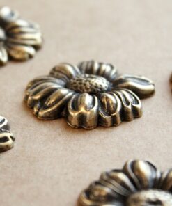 1 pc. Large Antique Brass Plated Daisy: 37mm by 31mm - made in USA Flower Flowers Daisies Fleur Floral Stamping Bouquet Spring | AB-080