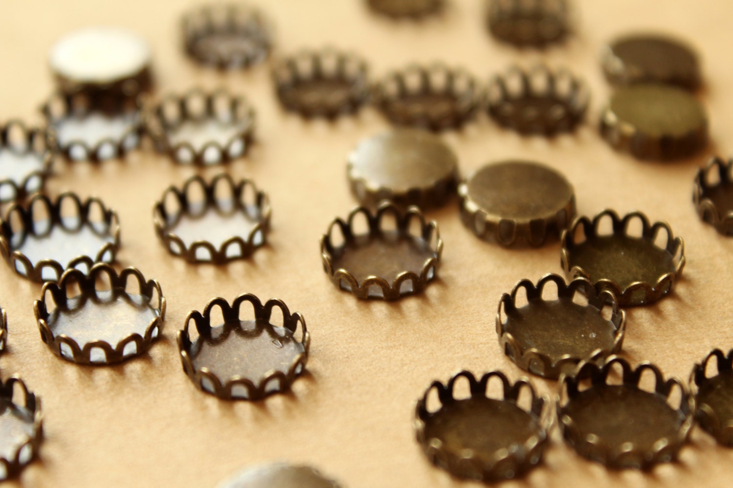 50 pc. Antique Bronze Brass Lace Edge Setting: 10mm in diameter - | FI-355