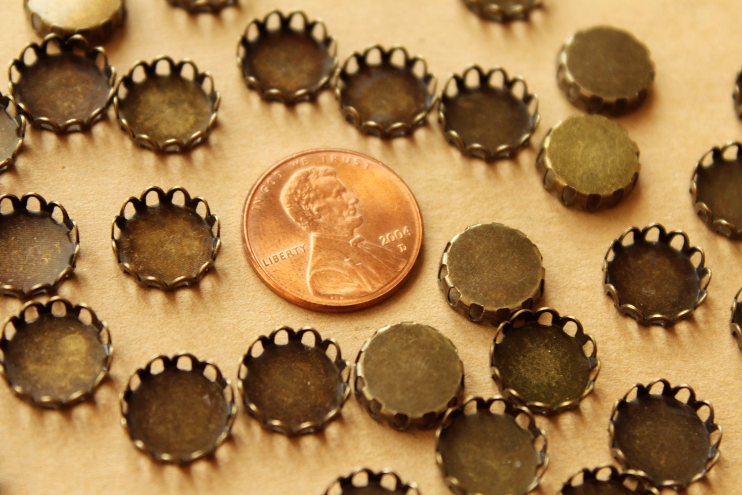 50 pc. Antique Bronze Brass Lace Edge Setting: 10mm in diameter - | FI-355